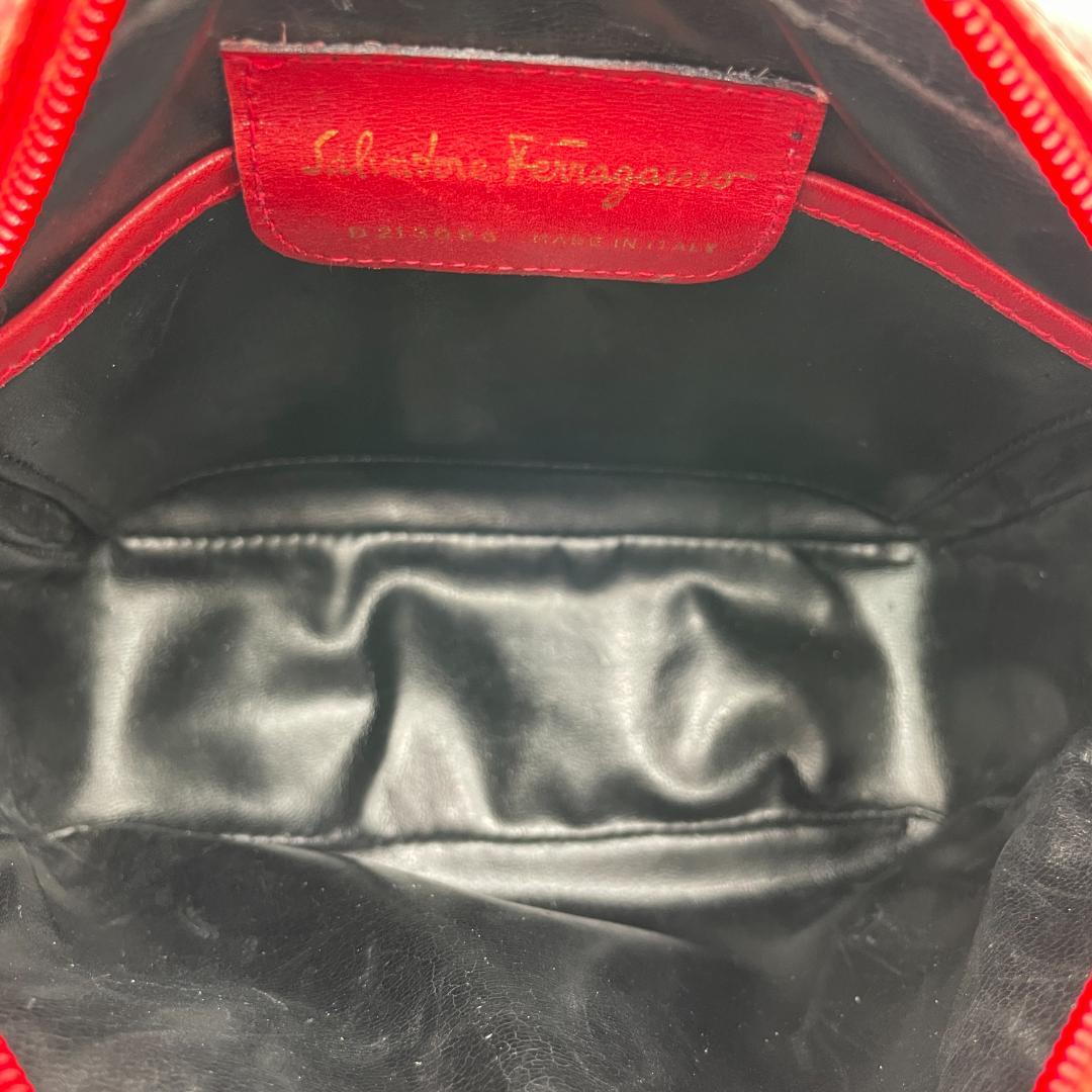 良品 Ferragamo ショルダーバッグ レザー レッド ヴァラリボン