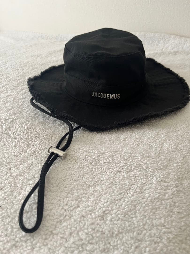 JACQUEMUS ブラック バケットハット フリンジ付き
