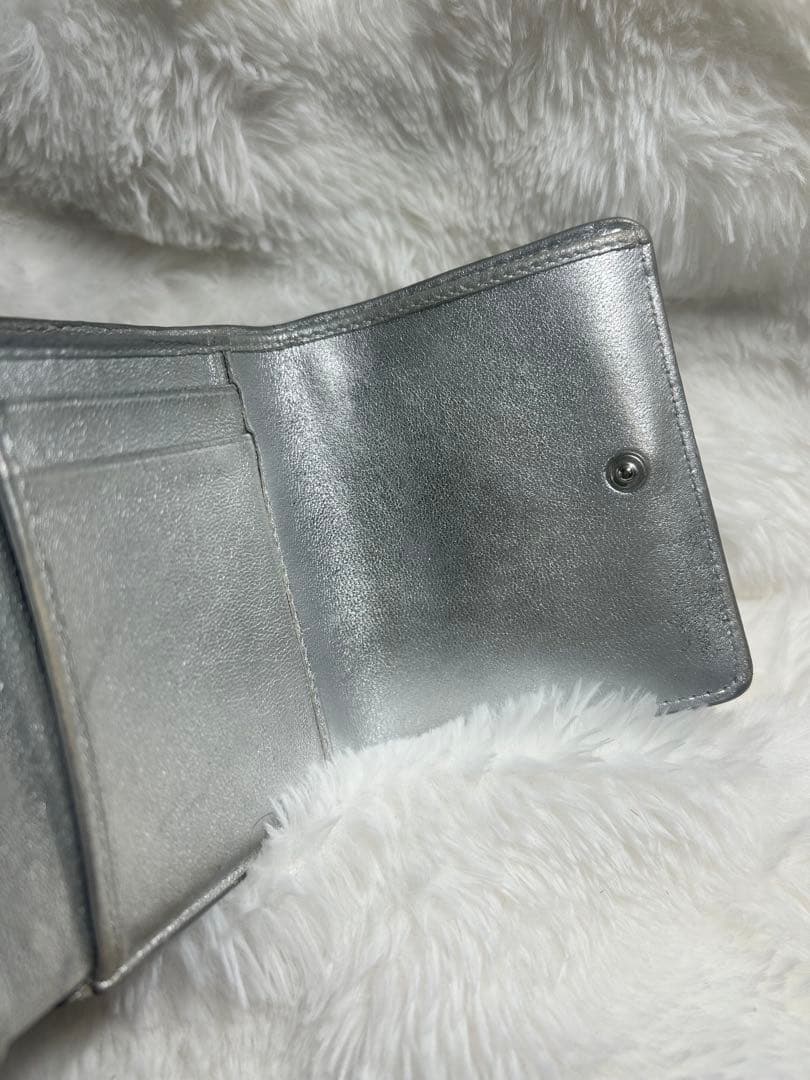 メゾンマルジェラ 三つ折り財布 シルバー グラムスラム カレンダーロゴ