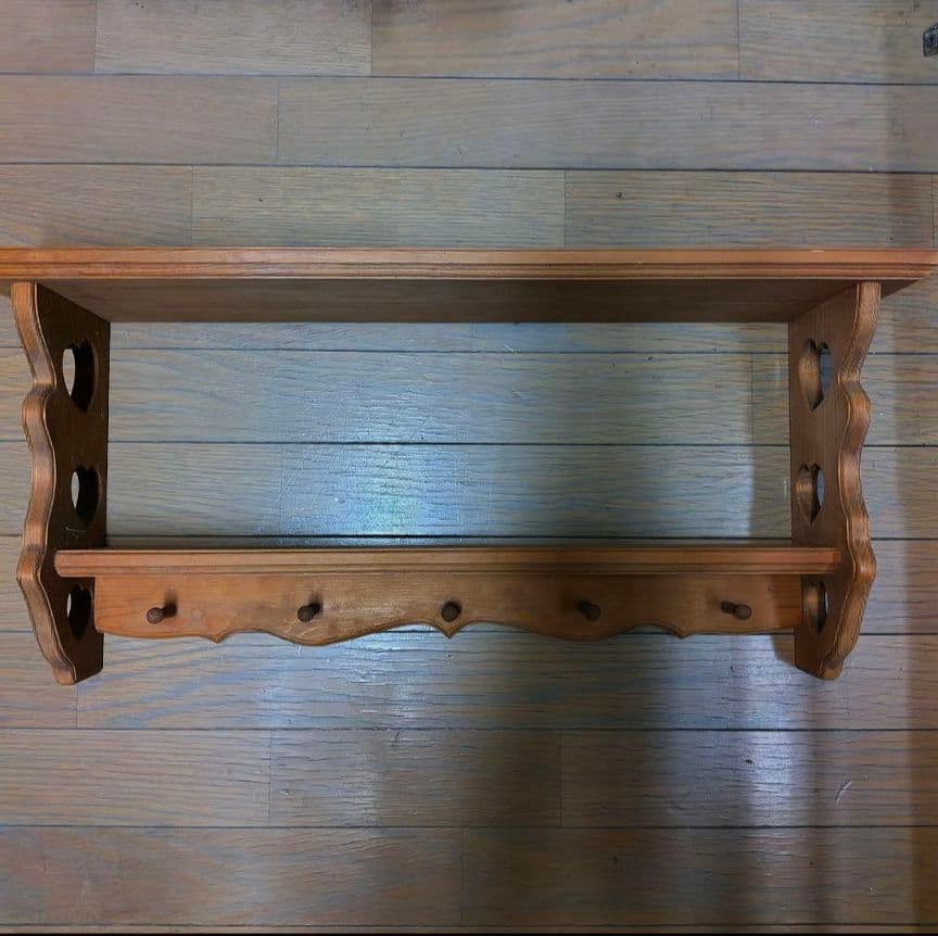 木製2段シェルフ ハート型デザイン　カントリー　ナチュラル　ペグ付