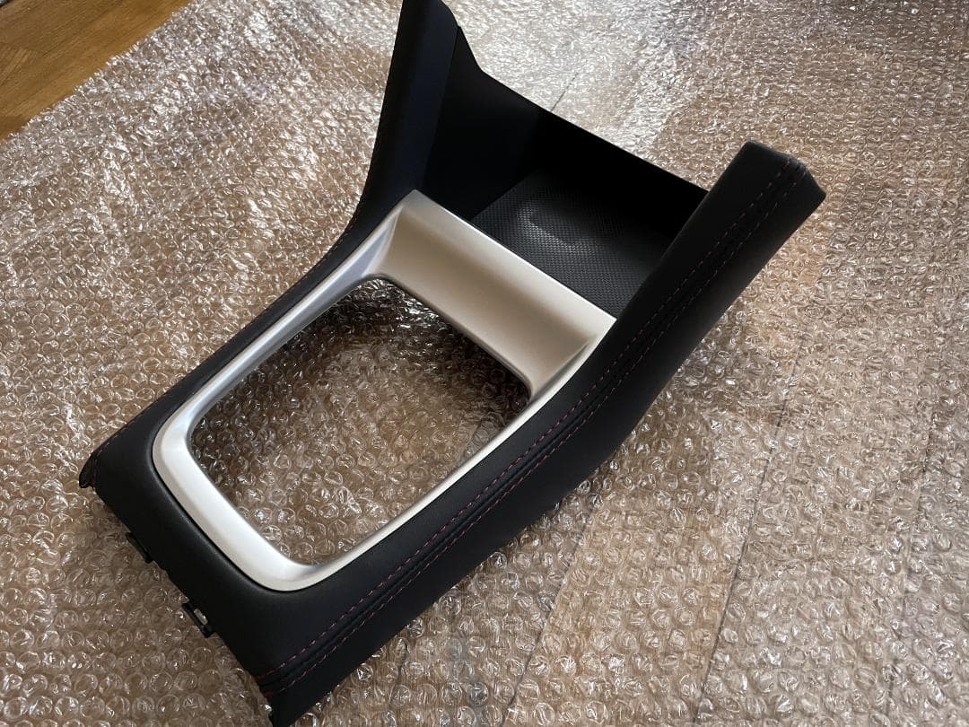 インプレッサ・レヴォーグ用 純正合革貼り赤ステッチ入りアームレスト他内装品3点