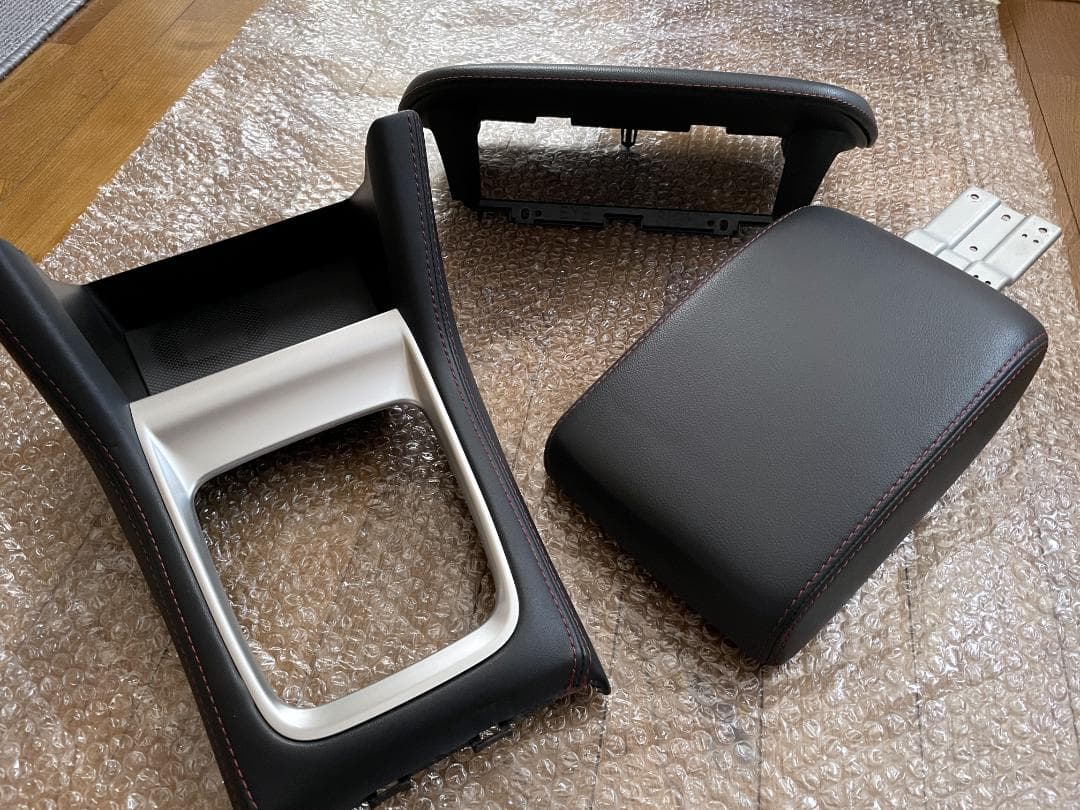 インプレッサ・レヴォーグ用 純正合革貼り赤ステッチ入りアームレスト他内装品3点