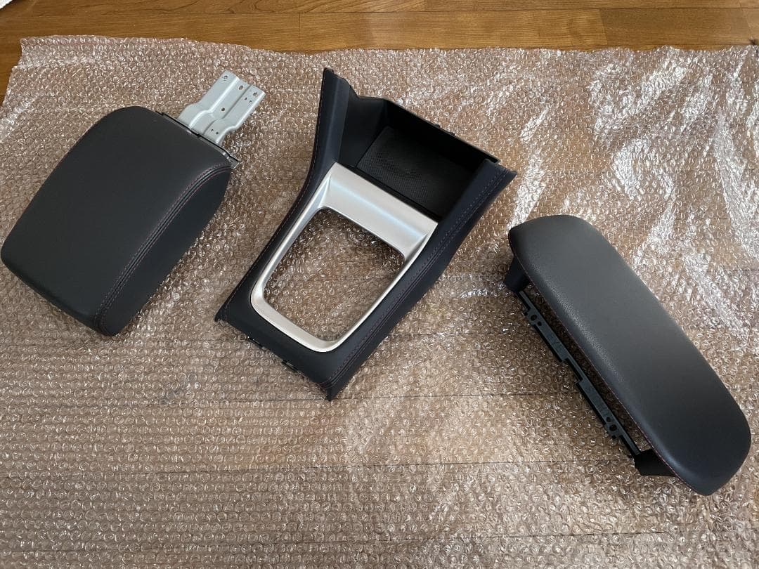 インプレッサ・レヴォーグ用 純正合革貼り赤ステッチ入りアームレスト他内装品3点