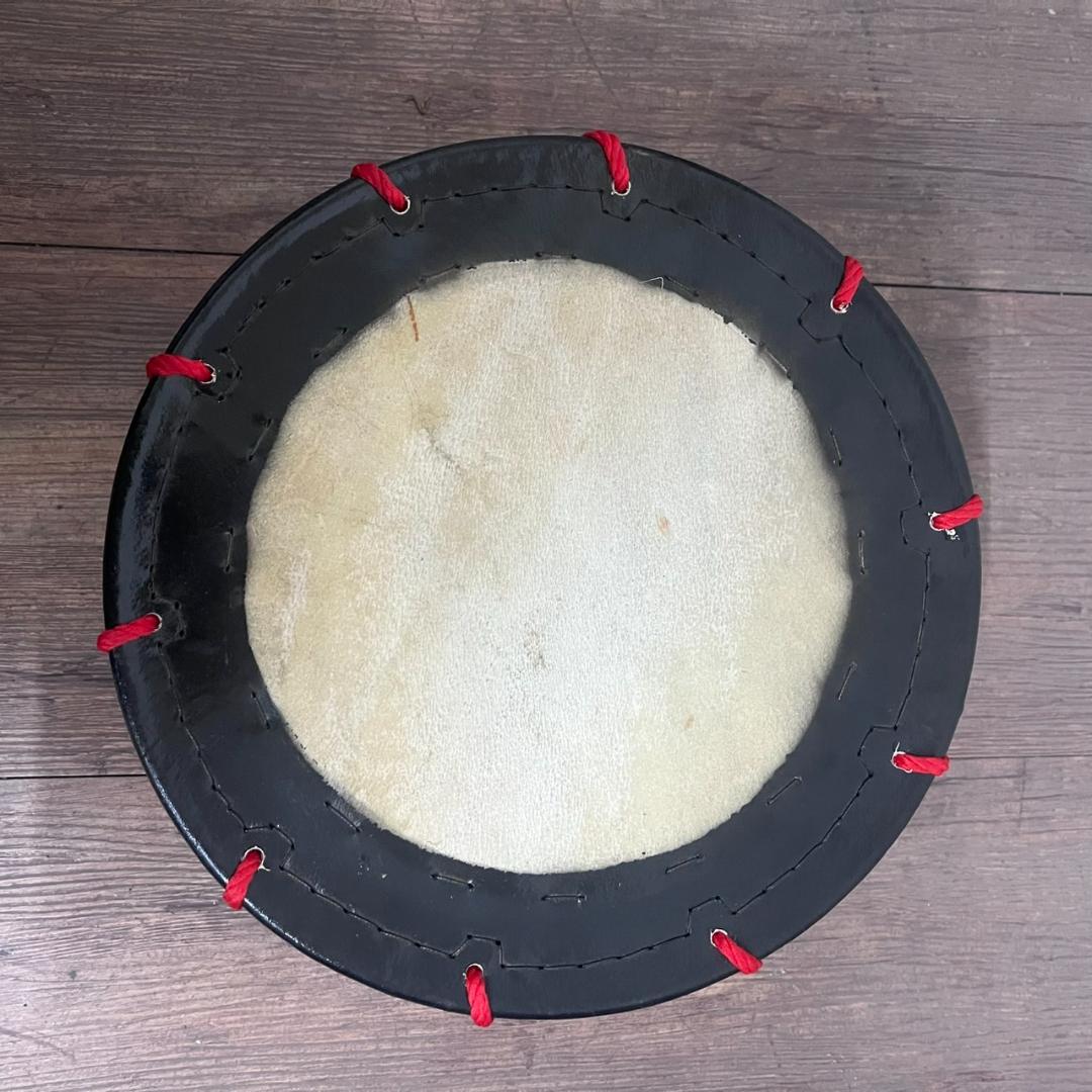 【新品】【蔵出し】締め太鼓 牛革 和太鼓 バチ付 台付 平太鼓 入門用