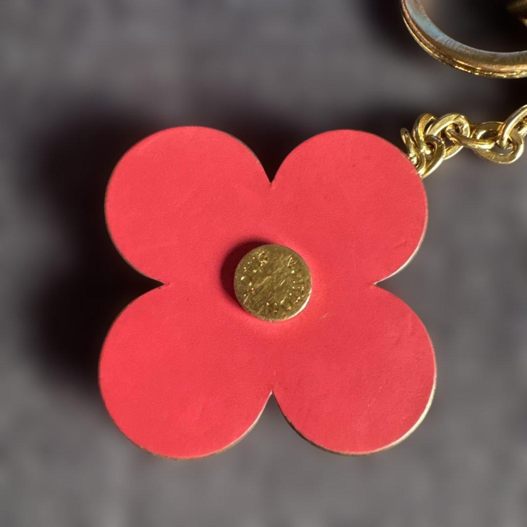 Louis Vuitton フラワー型キーホルダー ピンク