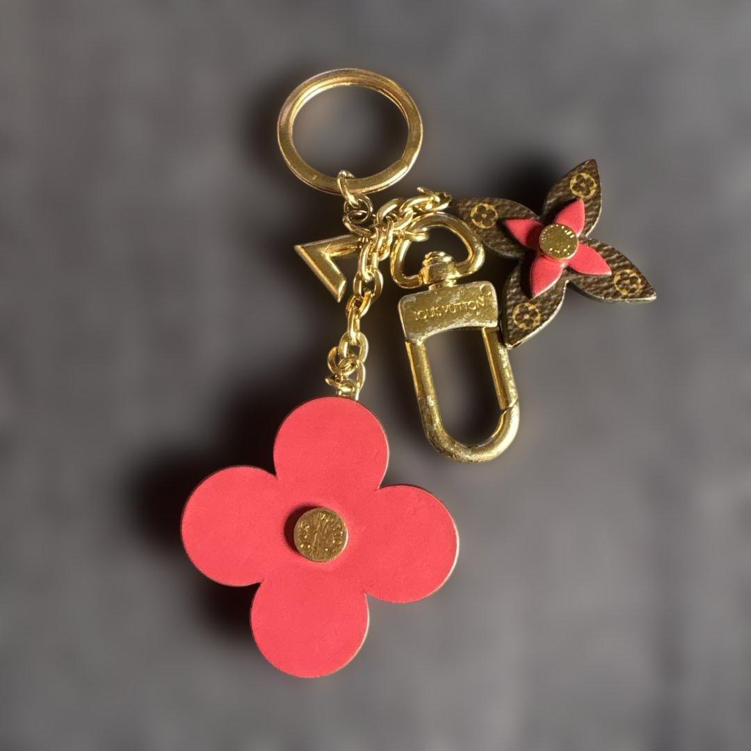 Louis Vuitton フラワー型キーホルダー ピンク