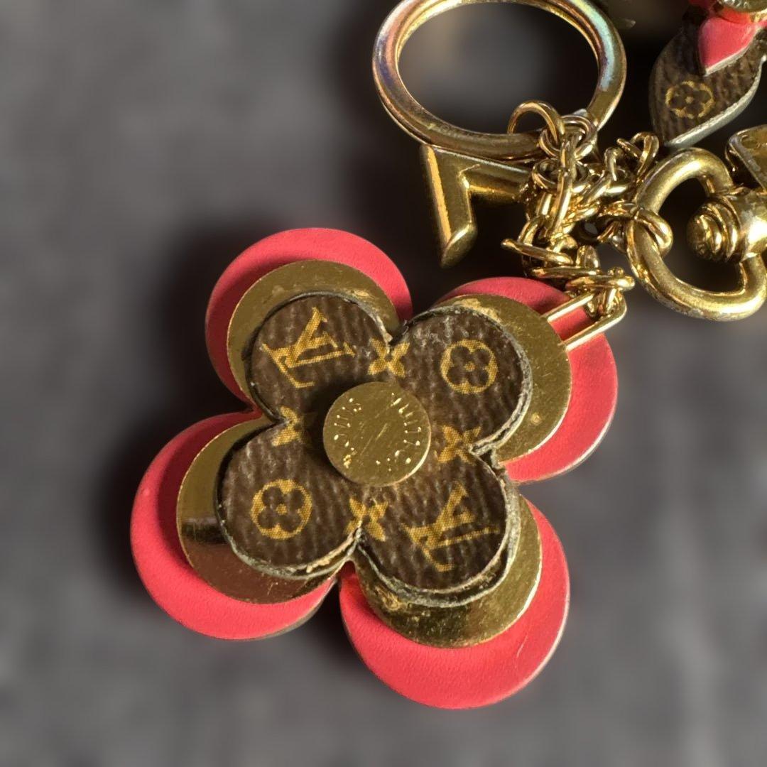 Louis Vuitton フラワー型キーホルダー ピンク
