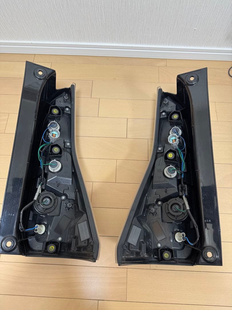 C27 セレナニスモ　純正テールランプ　運転席側