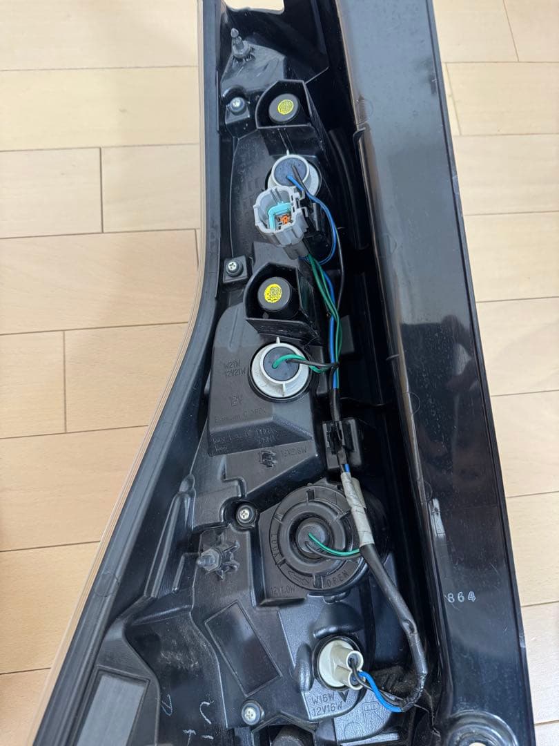 C27 セレナニスモ　純正テールランプ　運転席側