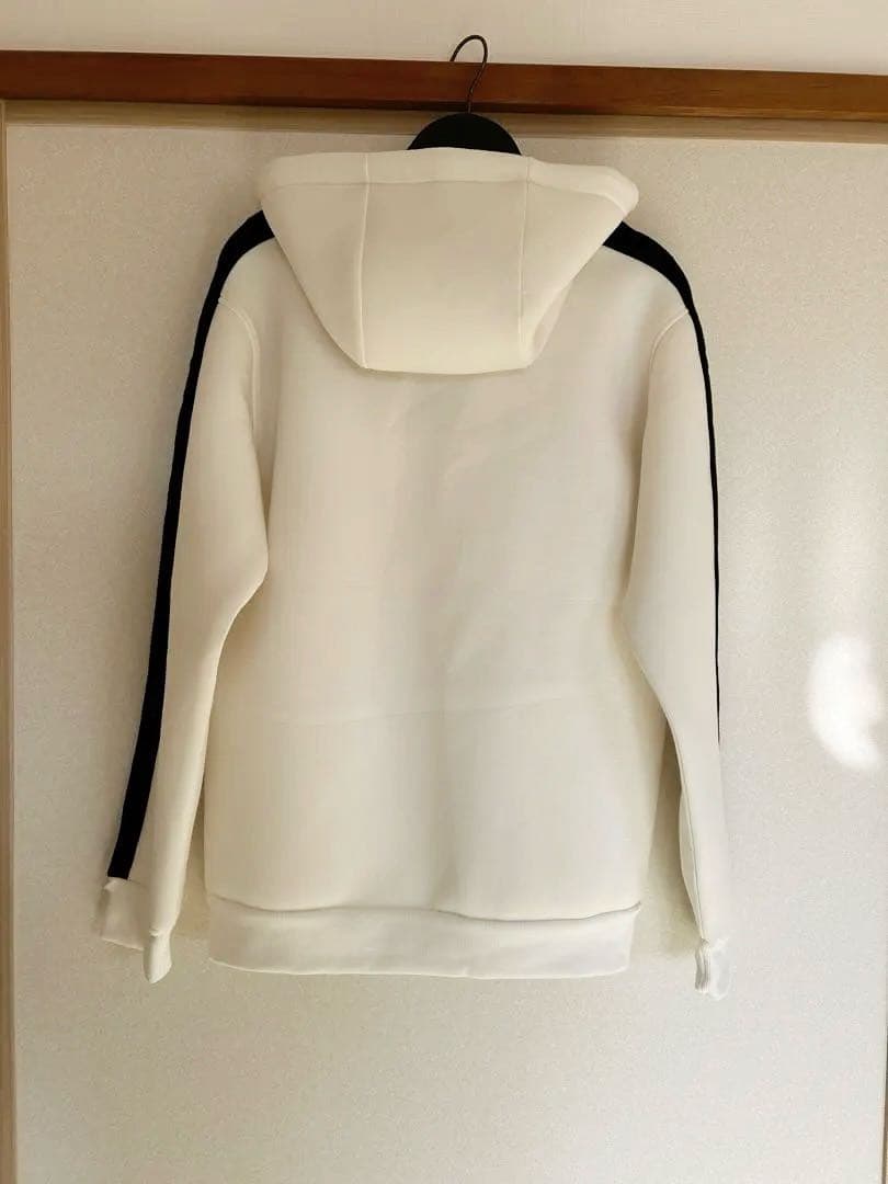 ホワイトフード付きジャケット＆ジョガーパンツセット