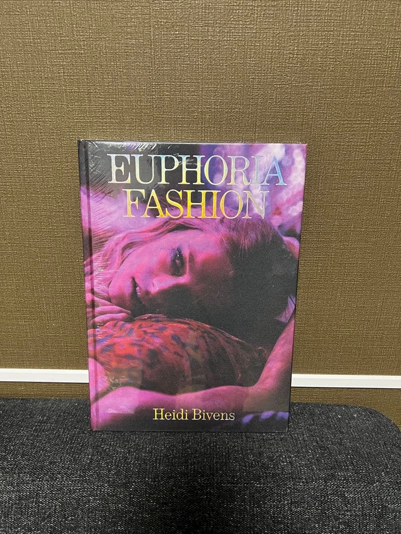 A24公式　Euphoria Fashion book Heidi Bivens