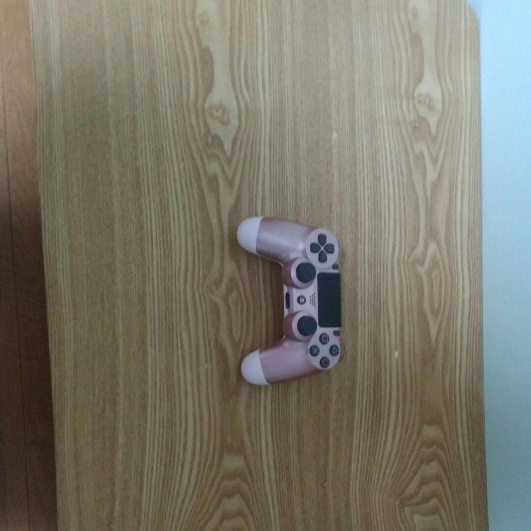 純正コントローラー5つと、RazerのBLACKSHARKV2Xあります