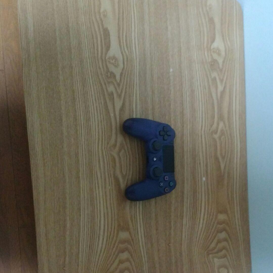 純正コントローラー5つと、RazerのBLACKSHARKV2Xあります