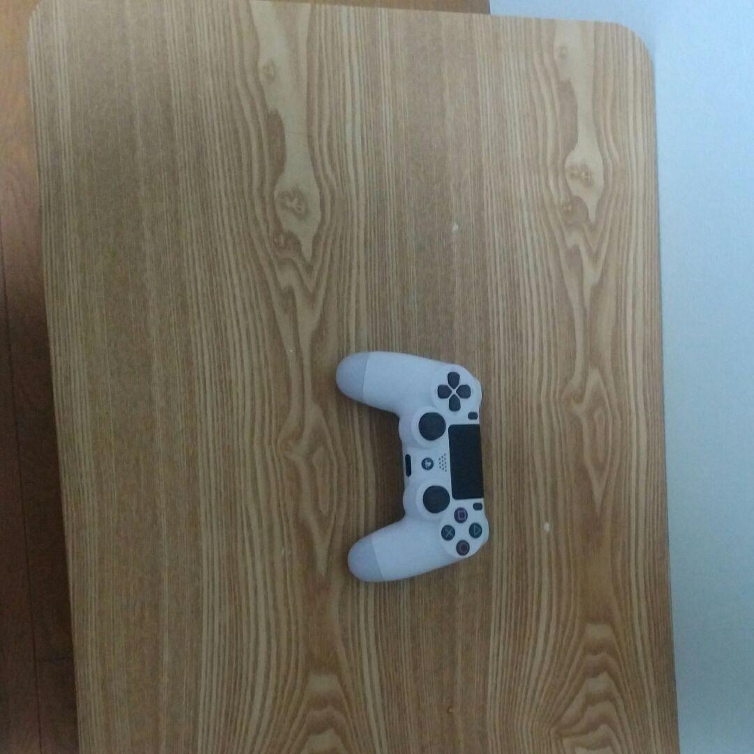 純正コントローラー5つと、RazerのBLACKSHARKV2Xあります