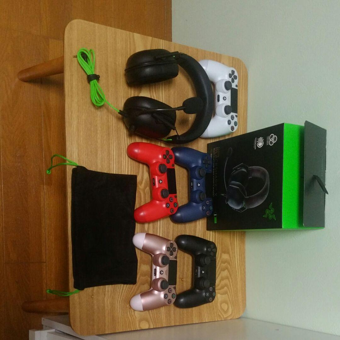 純正コントローラー5つと、RazerのBLACKSHARKV2Xあります