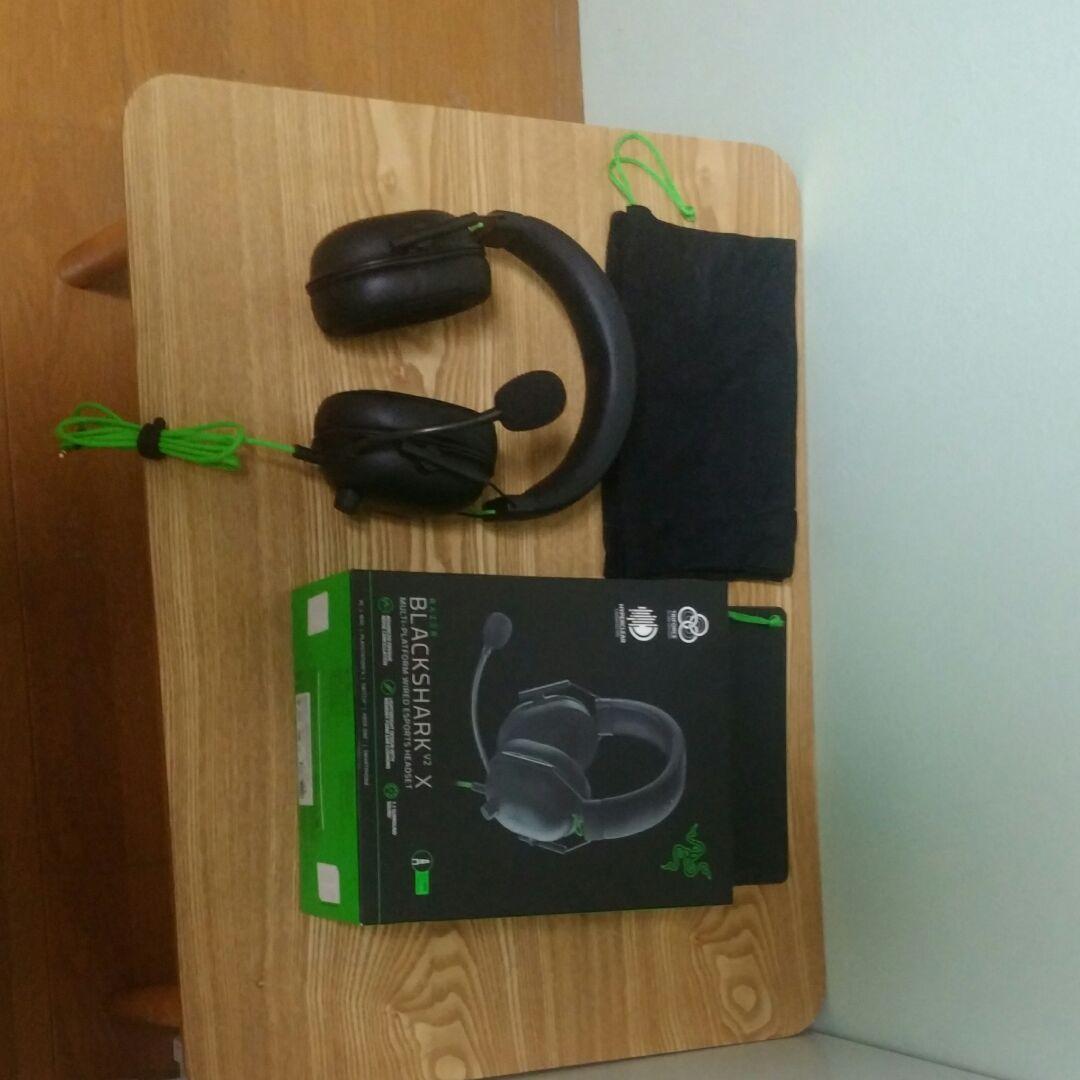 純正コントローラー5つと、RazerのBLACKSHARKV2Xあります