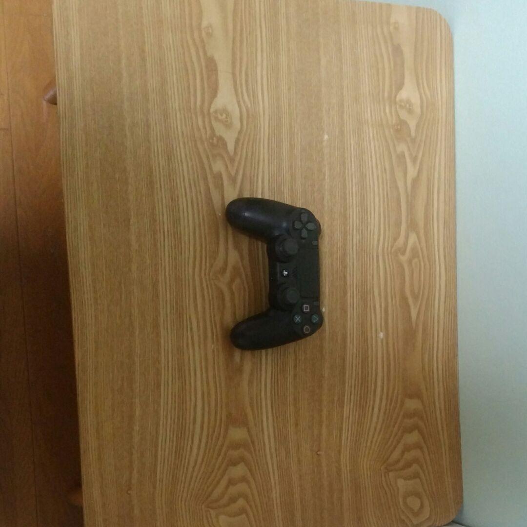 純正コントローラー5つと、RazerのBLACKSHARKV2Xあります