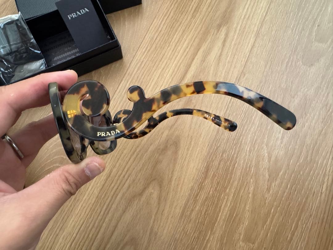 Prada スカラップデザイン サングラス　hyde