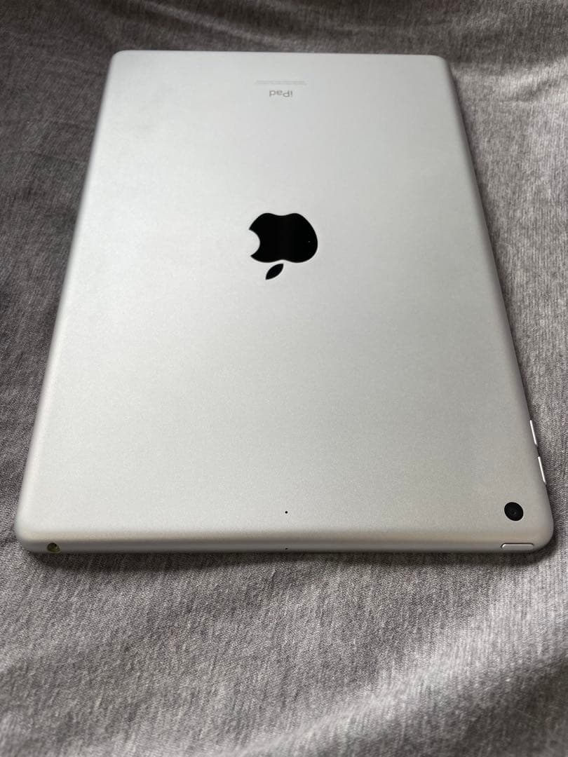 Apple iPad 第8世代10.2インチ シルバー　32㎇ Wi-Fiモデル