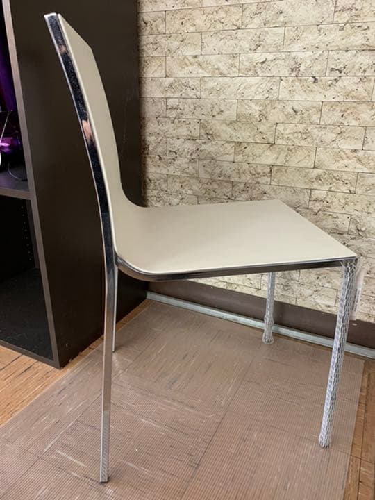 Cassina ウルトラスタッキングアームレスチェア