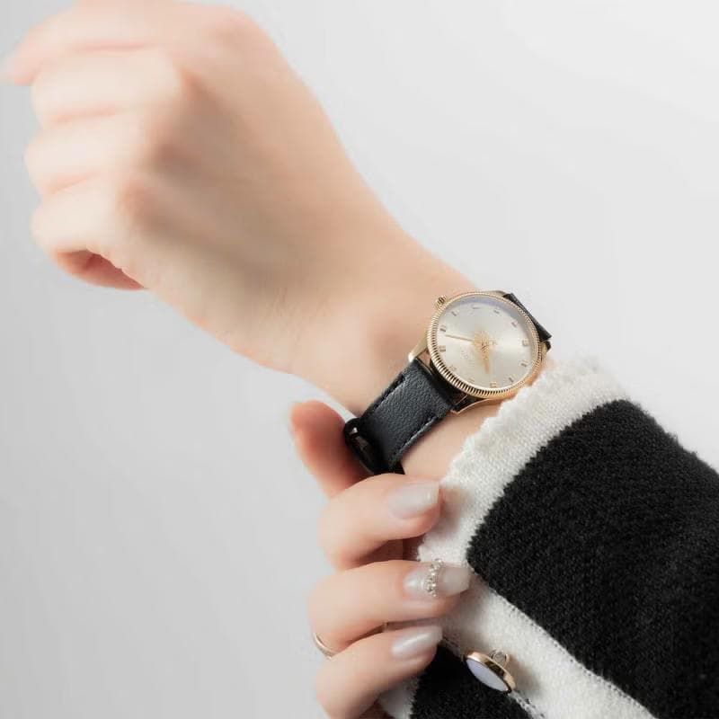 かわいいウサギ 新品 グッチ G-TIMELESS クォーツ 腕時計 蜂