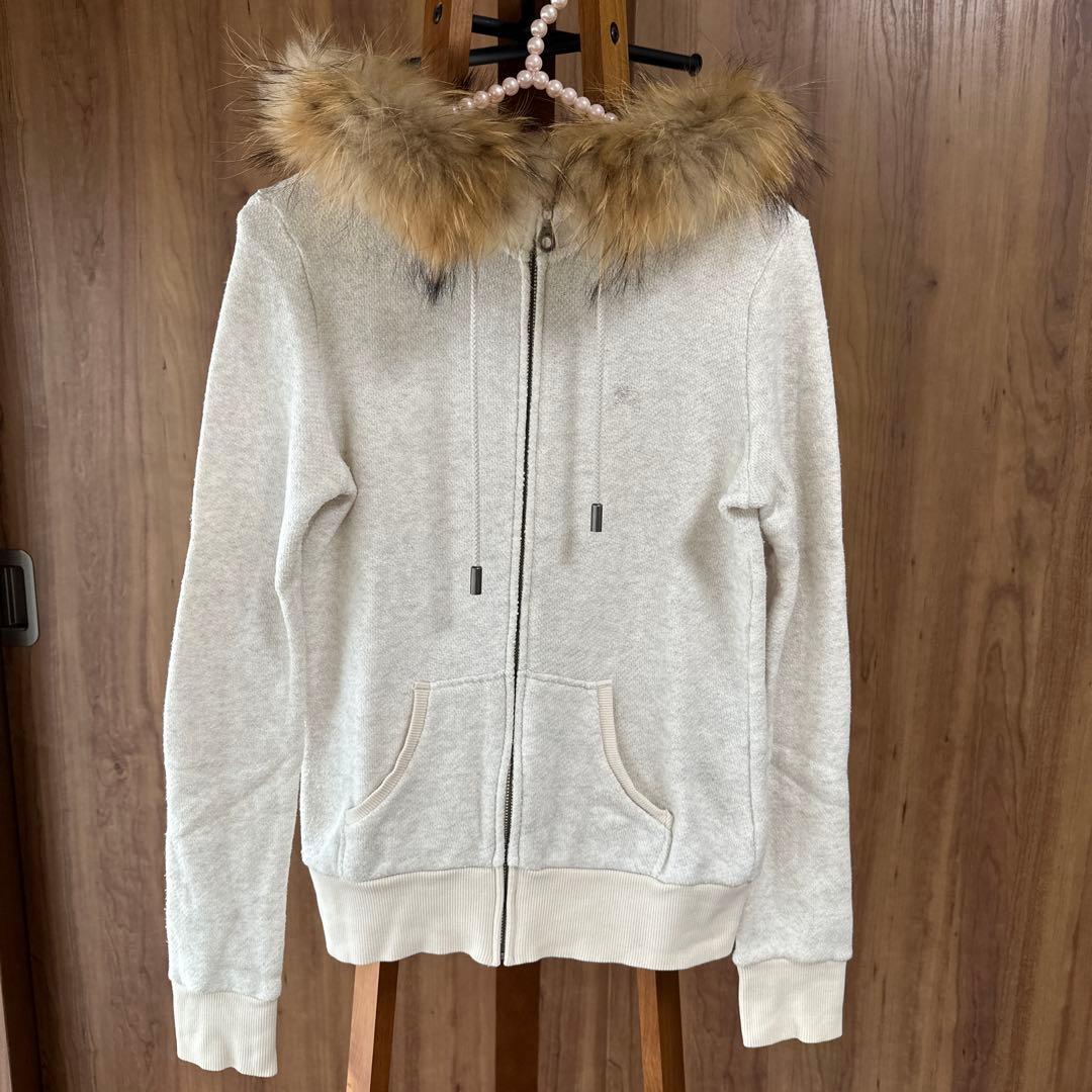 【Burberry Blue Label】ファー付きホワイトパーカー
