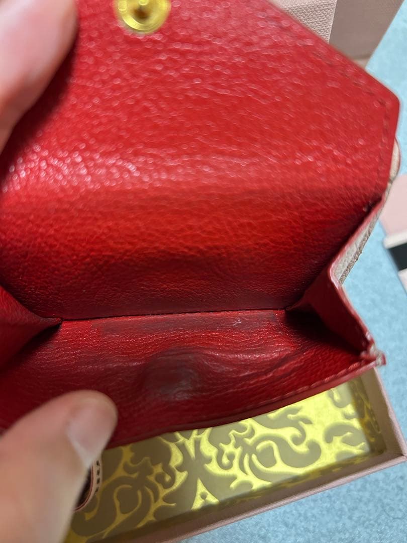miumiuのラブシリーズの三つ折り財布