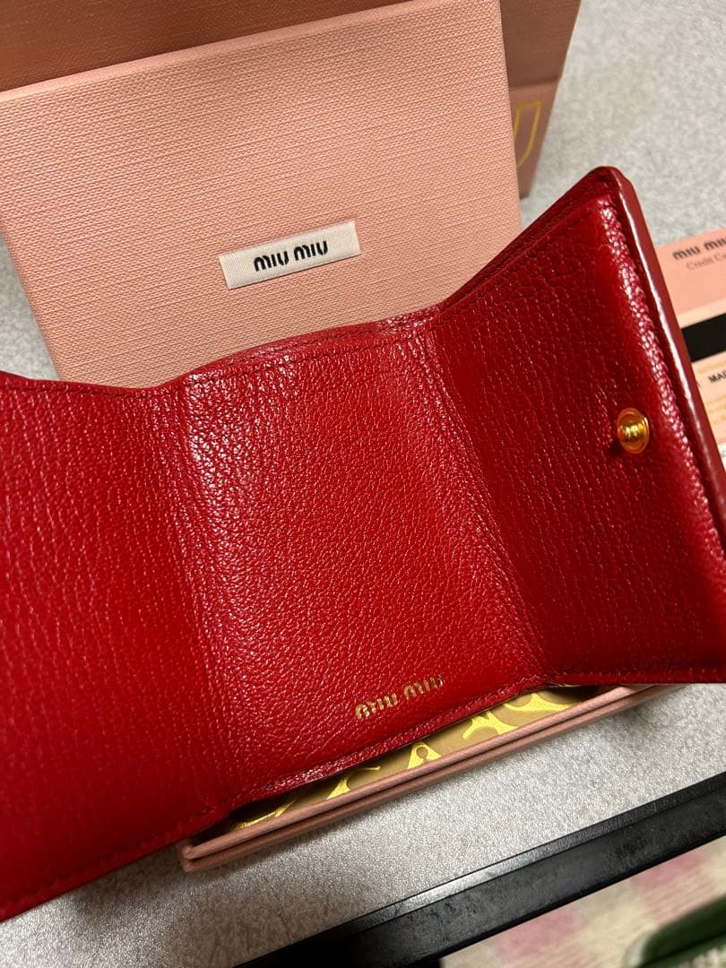 miumiuのラブシリーズの三つ折り財布