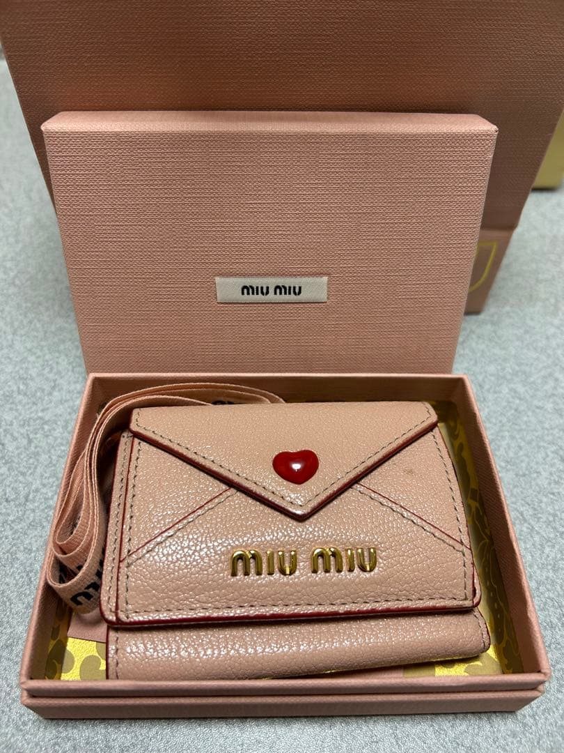 miumiuのラブシリーズの三つ折り財布