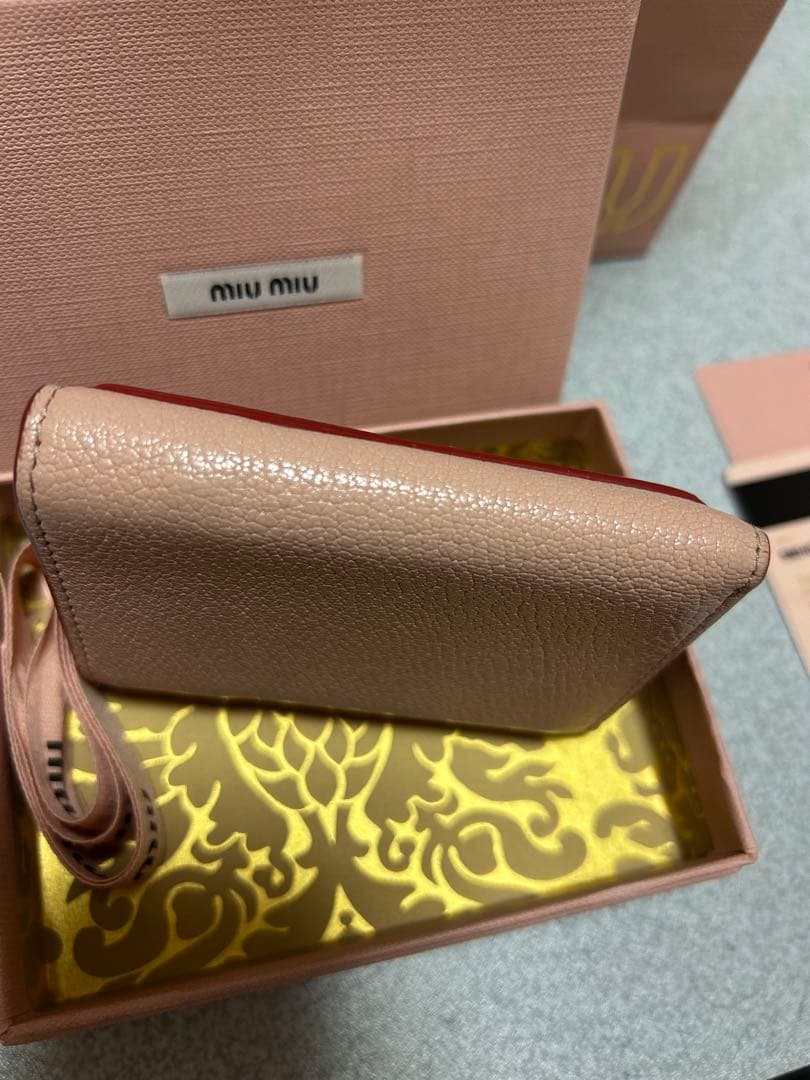 miumiuのラブシリーズの三つ折り財布