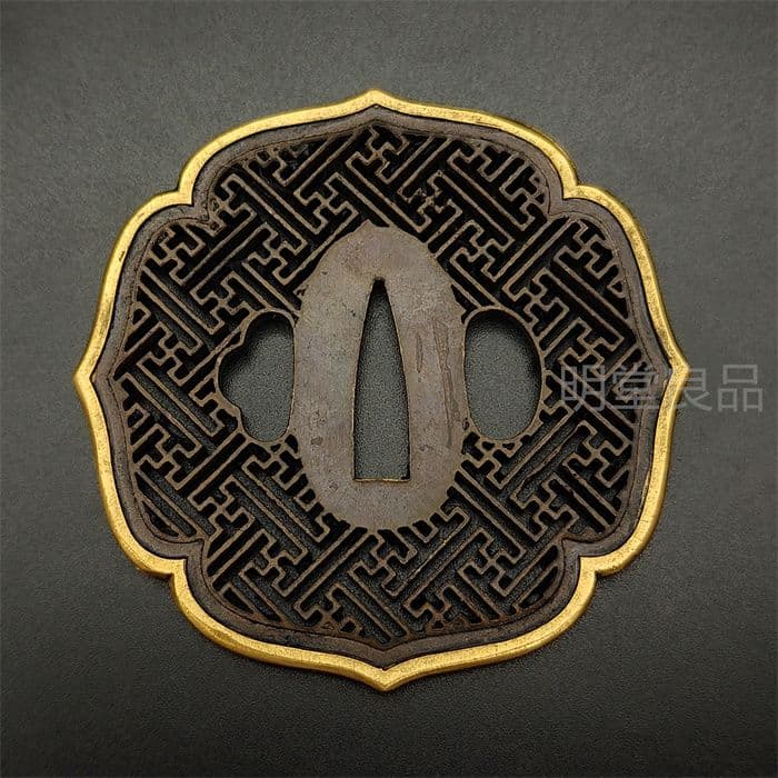 日本刀装具　刀鍔　唐草卍字の図　銅地　細工　金銀メッキ　刀剣美術　武道具