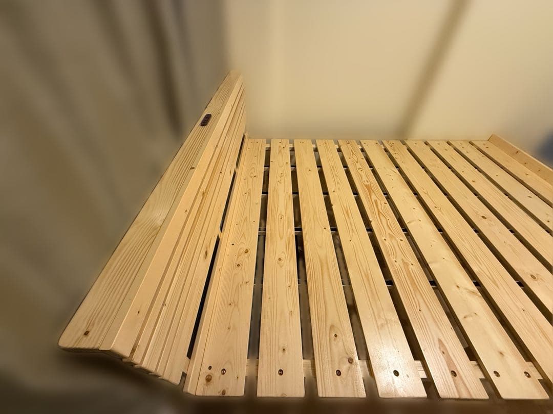 【中古品】マーヴィン すのこベッド 棚コンセント付き クイーン ベッドフレーム