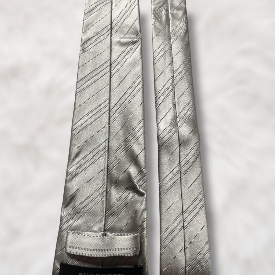 【未使用級✨】バーバリーブラックレーベル ストライプ 光沢 シルバー モノトーン