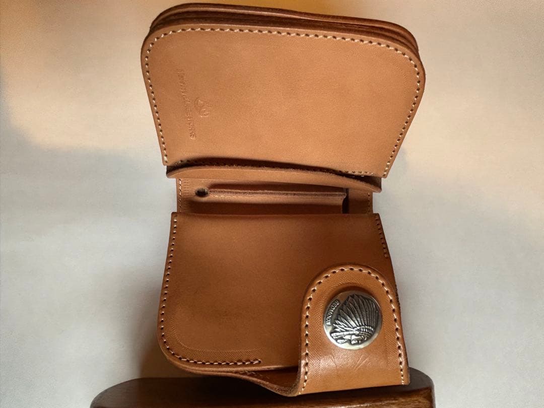 RED MOONの二つ折り財布