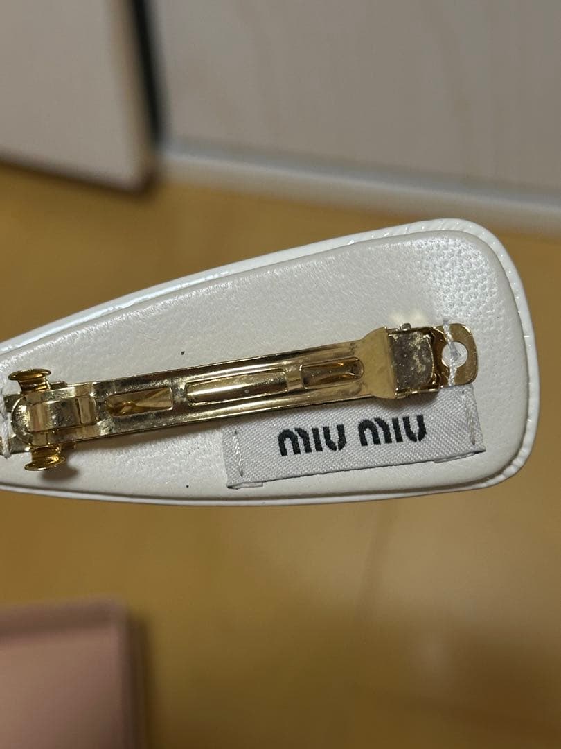 miumiu パテントレザー ヘアクリップ ヘアピン 白