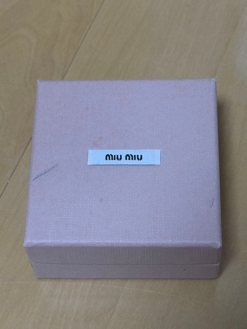 miumiu パテントレザー ヘアクリップ ヘアピン 白