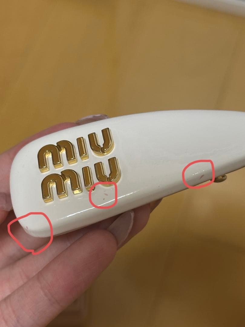 miumiu パテントレザー ヘアクリップ ヘアピン 白