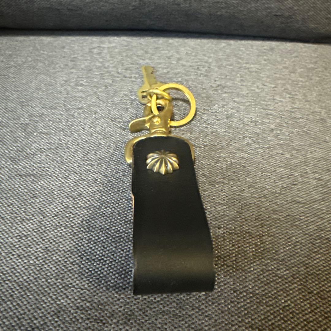 トラッカーウォレット　黒のレザー ミニ財布 金色装飾付き