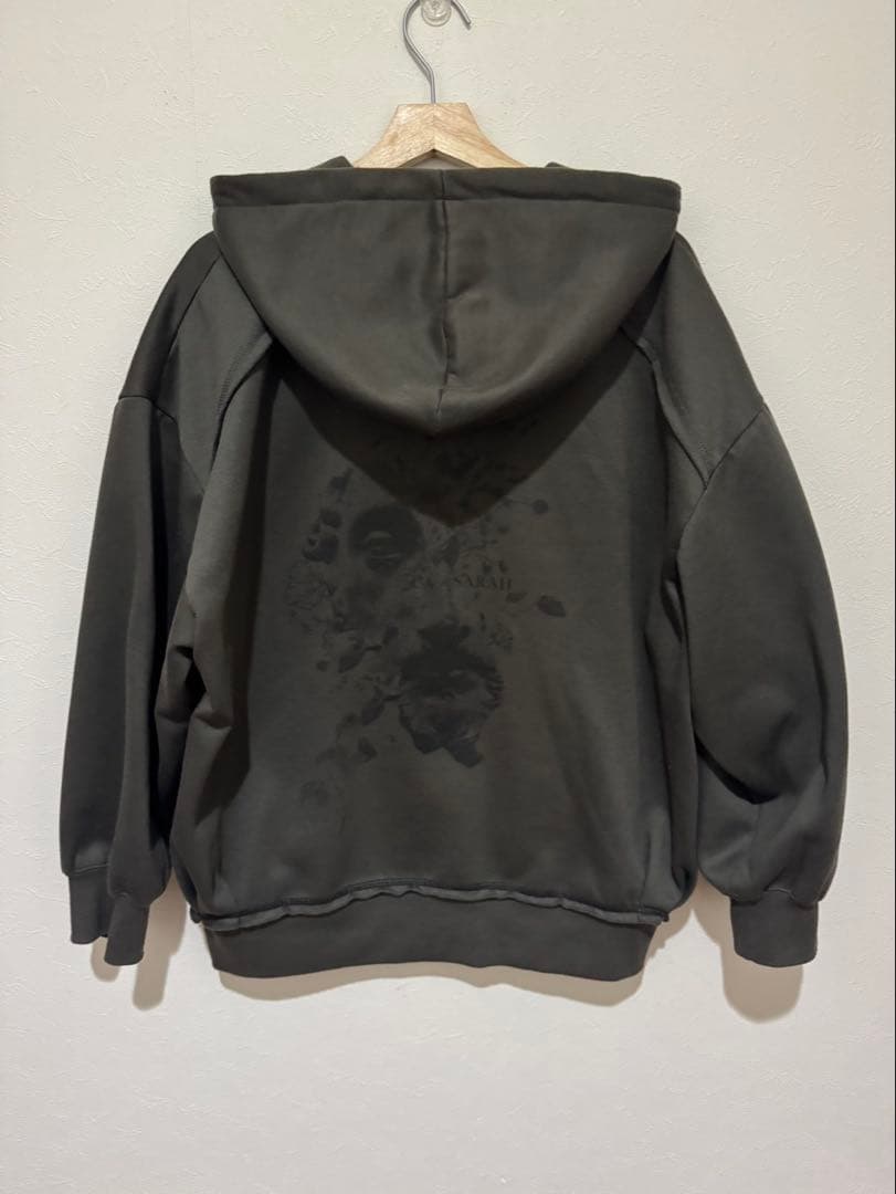 Sarah×MURUAユニセックススウェットフーディー　パーカー