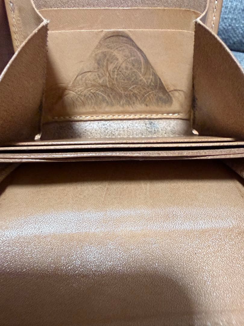 あく レッドムーン コンパクトウォレット サドル