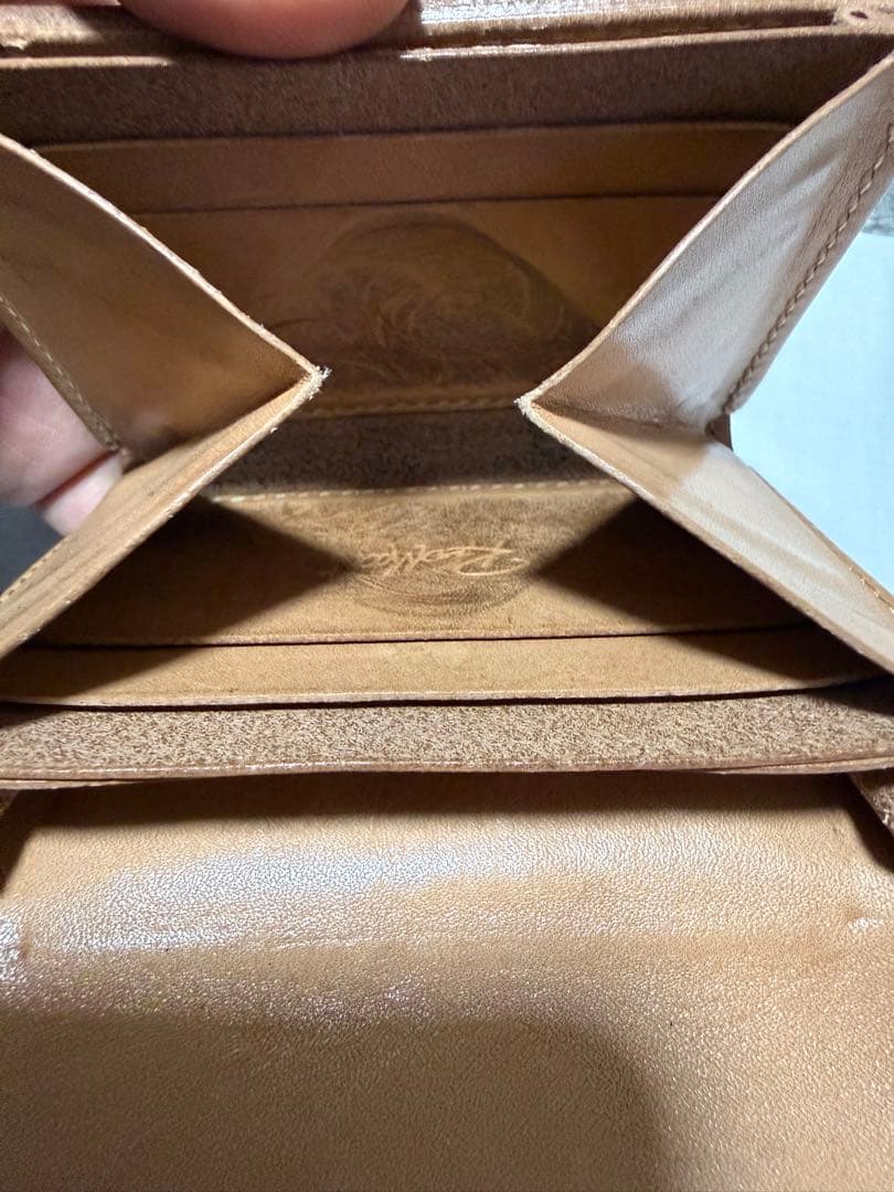 あく レッドムーン コンパクトウォレット サドル