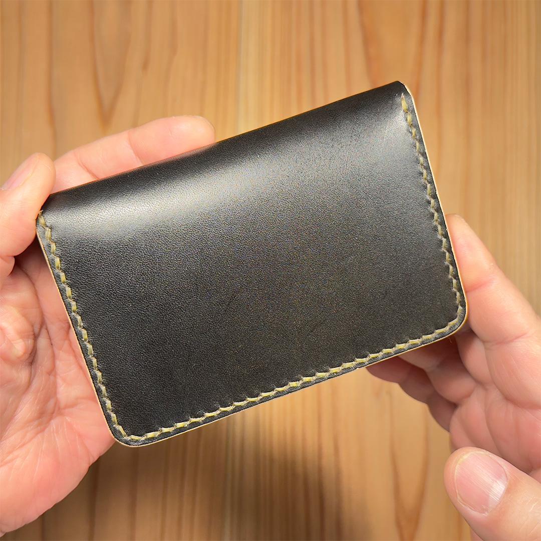 国産ヌメ革・丘染めブラック茶芯｜ショートトラッカーウォレット｜手染め仕上げ