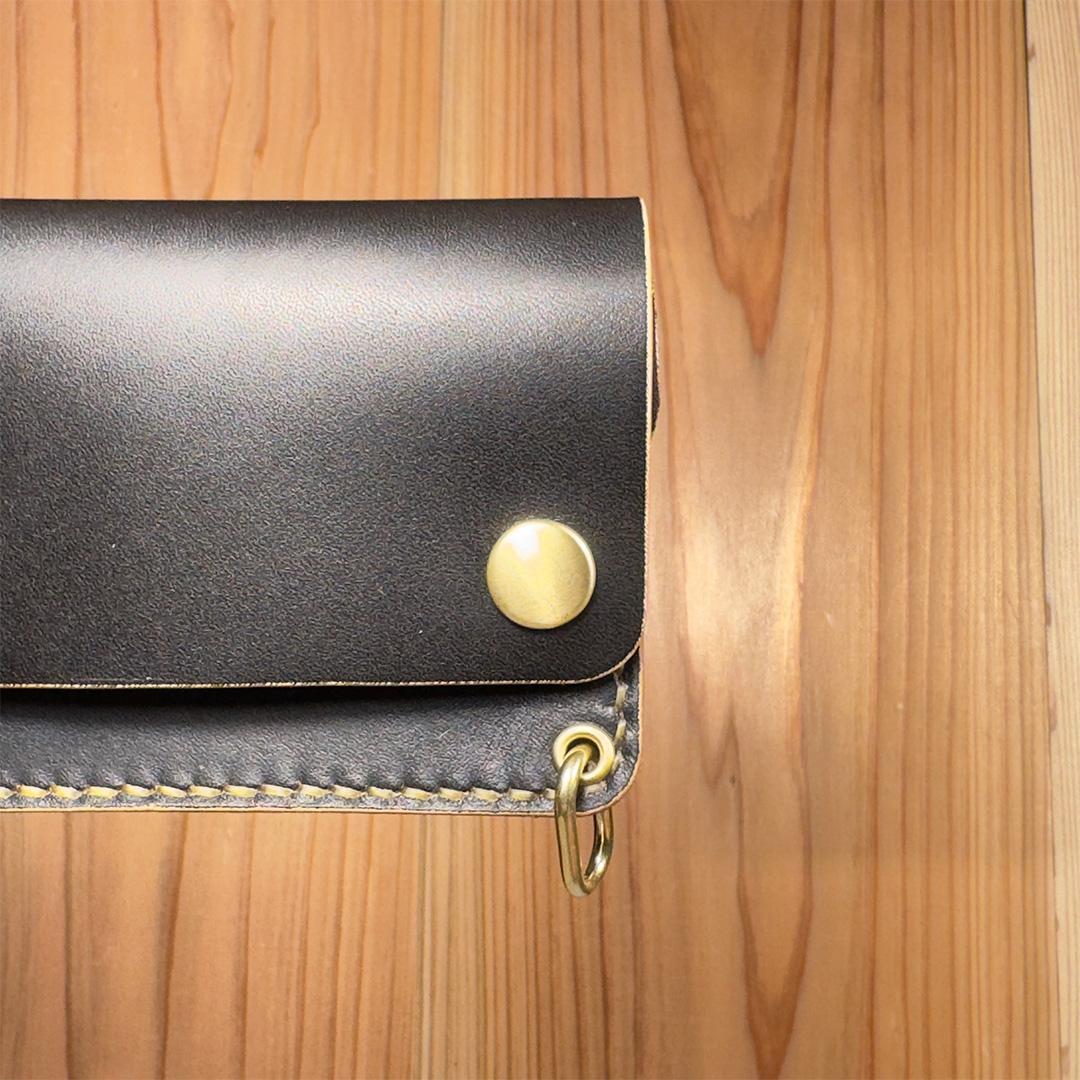 国産ヌメ革・丘染めブラック茶芯｜ショートトラッカーウォレット｜手染め仕上げ