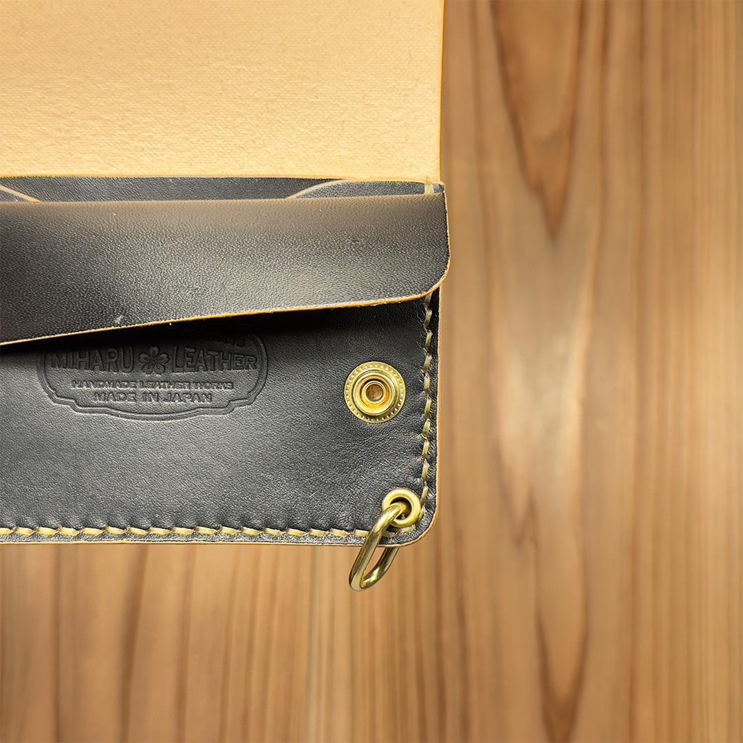 国産ヌメ革・丘染めブラック茶芯｜ショートトラッカーウォレット｜手染め仕上げ