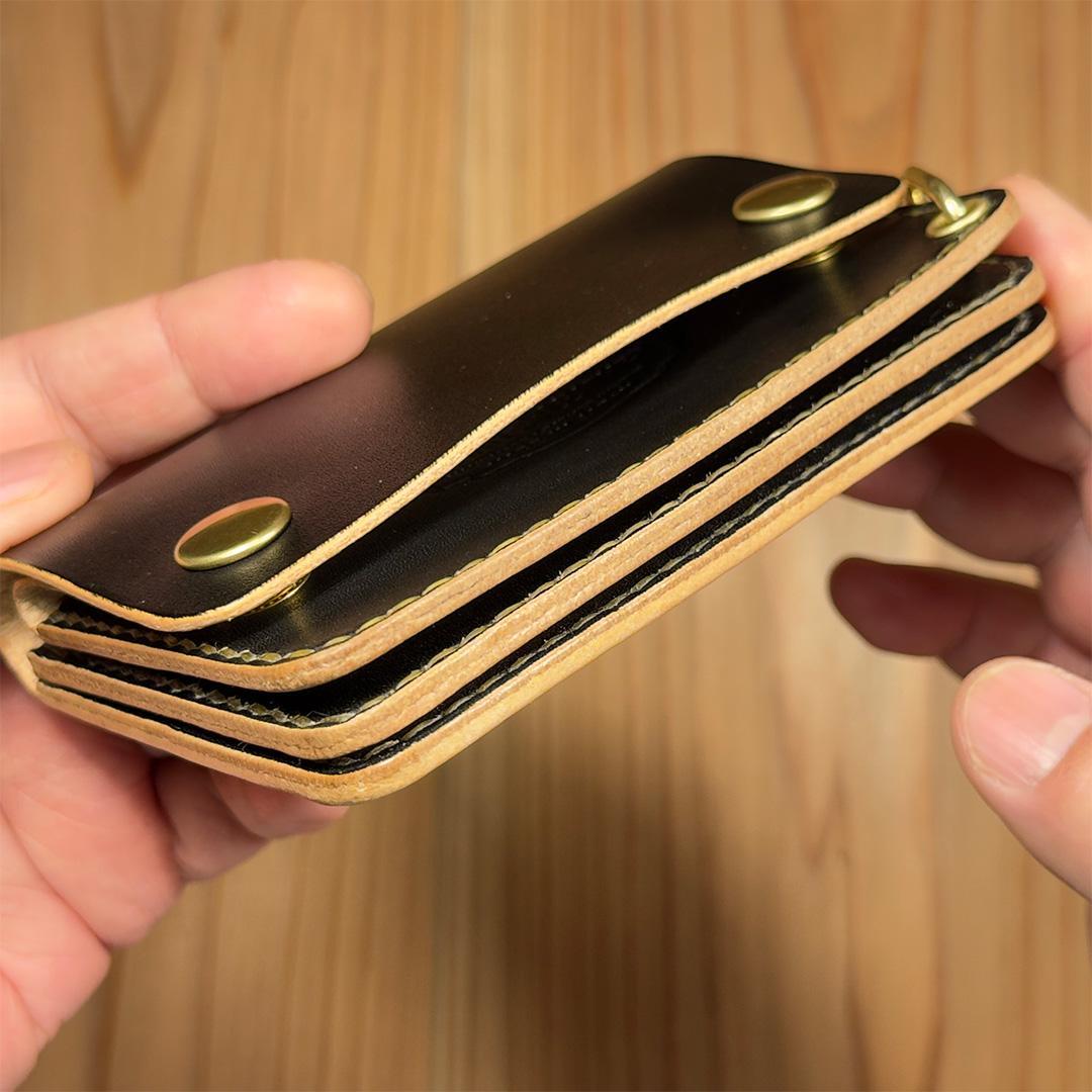 国産ヌメ革・丘染めブラック茶芯｜ショートトラッカーウォレット｜手染め仕上げ