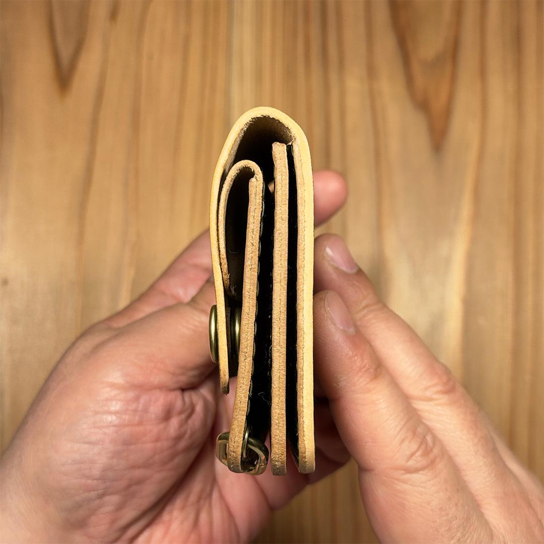 国産ヌメ革・丘染めブラック茶芯｜ショートトラッカーウォレット｜手染め仕上げ