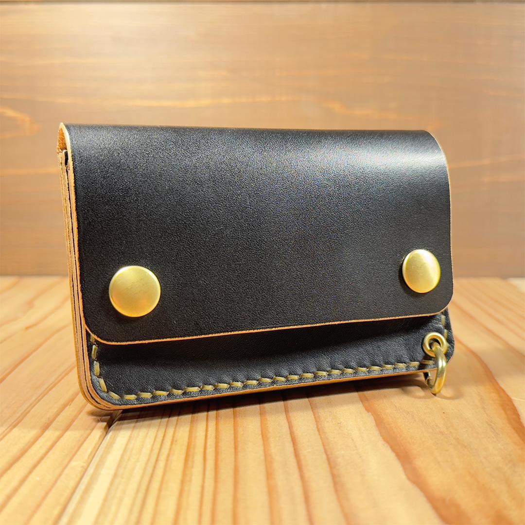 国産ヌメ革・丘染めブラック茶芯｜ショートトラッカーウォレット｜手染め仕上げ