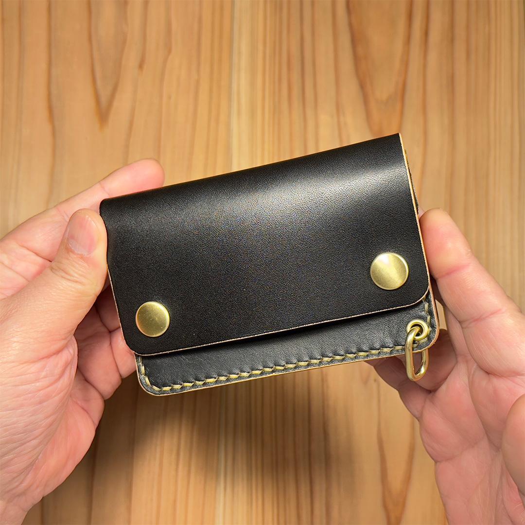 国産ヌメ革・丘染めブラック茶芯｜ショートトラッカーウォレット｜手染め仕上げ