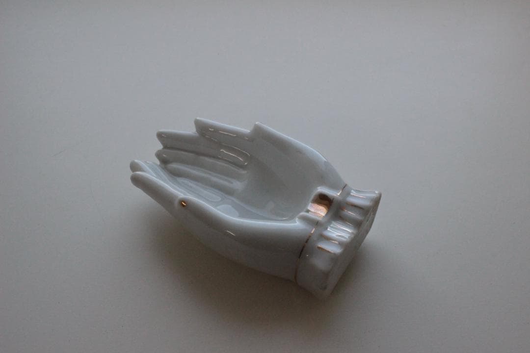 【B】ホワイトハンドモチーフ/Made in Japan /陶器製・小物入れ