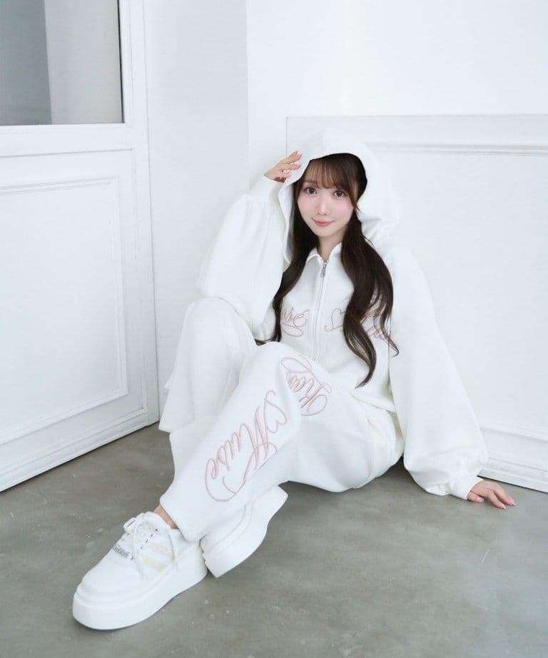 Logo 3d embroidery hoodieロゼミューズ